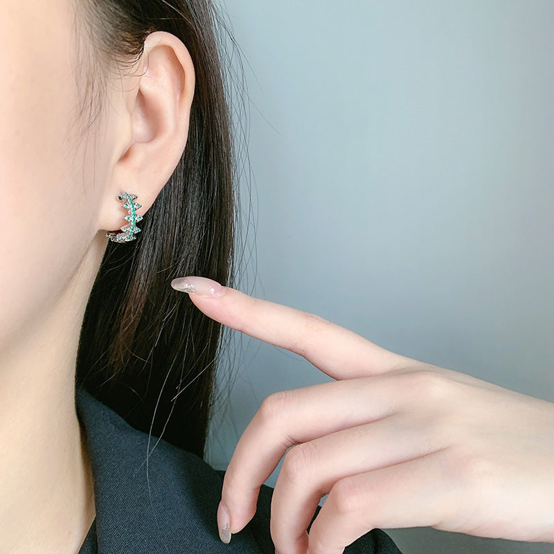 Boucles d'oreilles rivetées en zircon vert