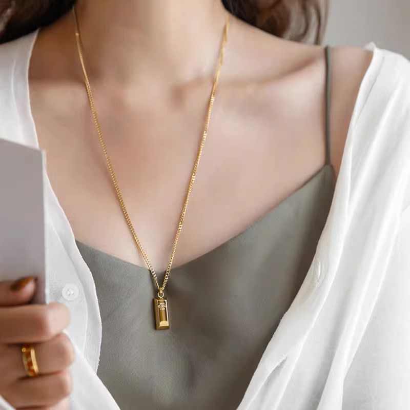 Rich Gianduja Noisettes Bar Necklace