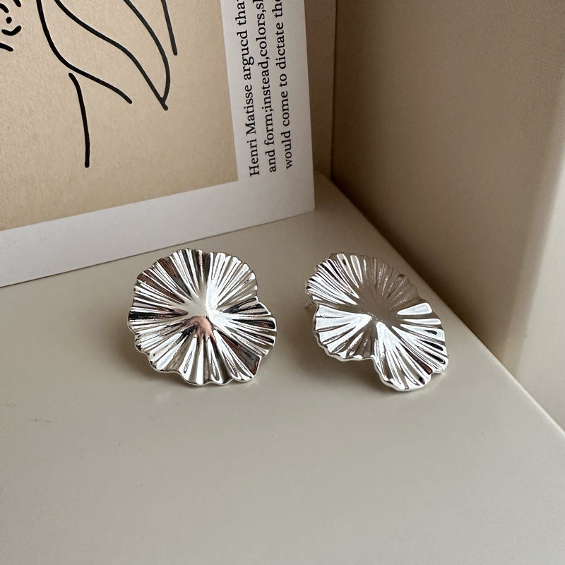 Boucles d'oreilles à grandes fleurs de style coréen à texture robuste