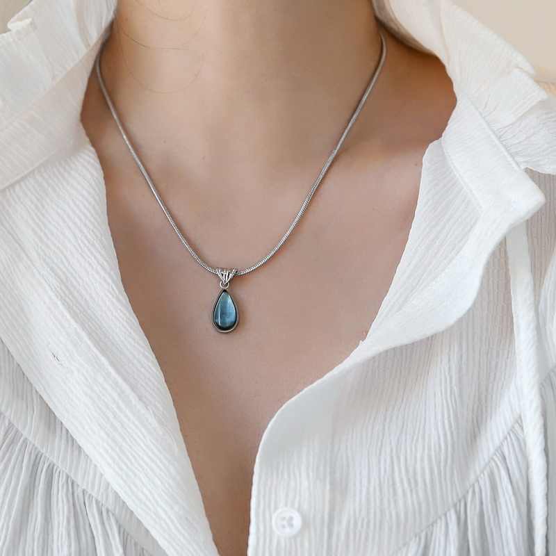 Collier pendentif goutte d'eau vintage au charme intemporel