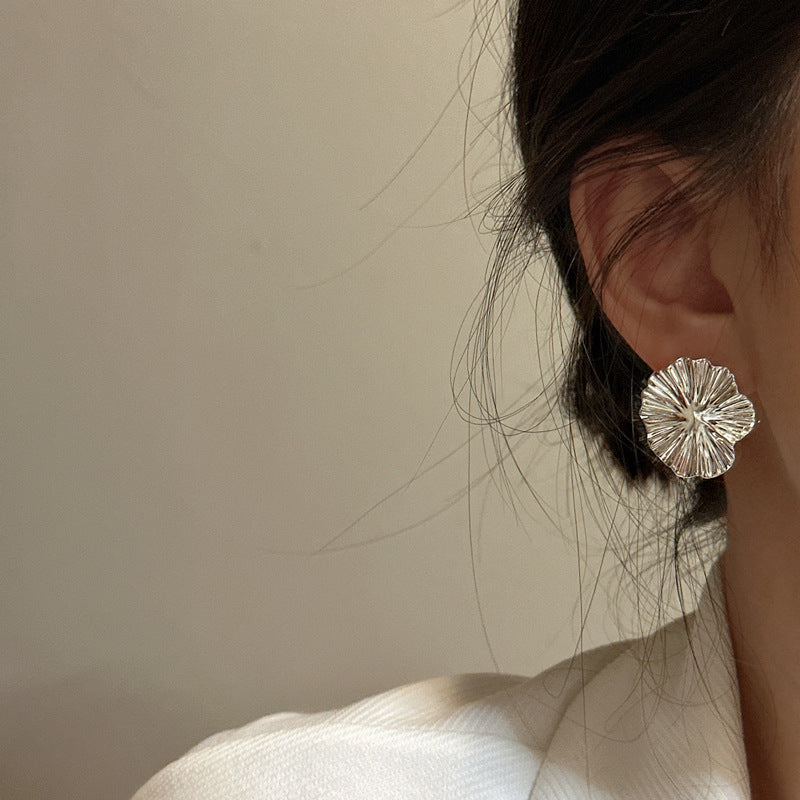 Boucles d'oreilles à grandes fleurs de style coréen à texture robuste