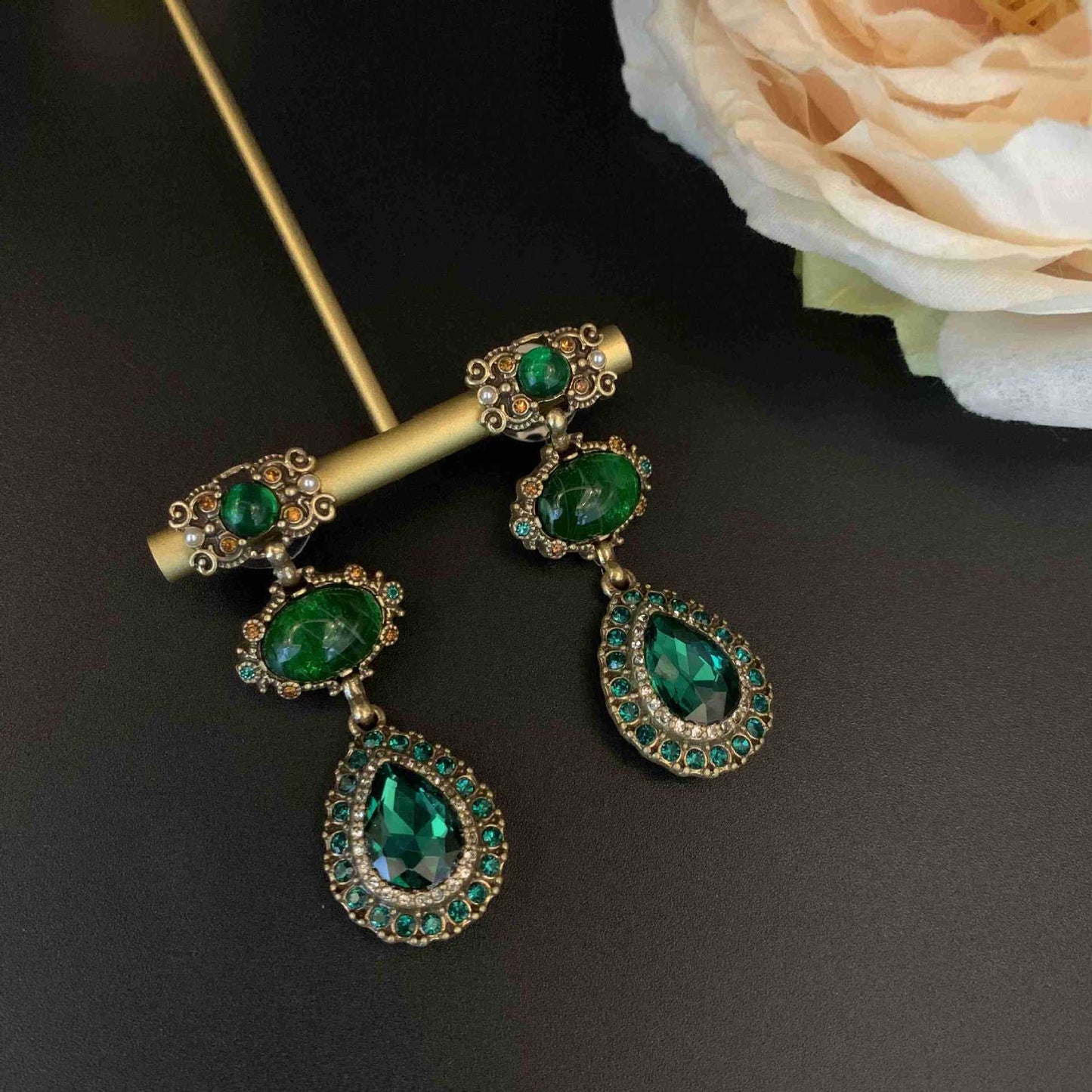 Set de Collier, Bracelet et Boucles d'Oreilles en Verre Creux Orné de Bijoux