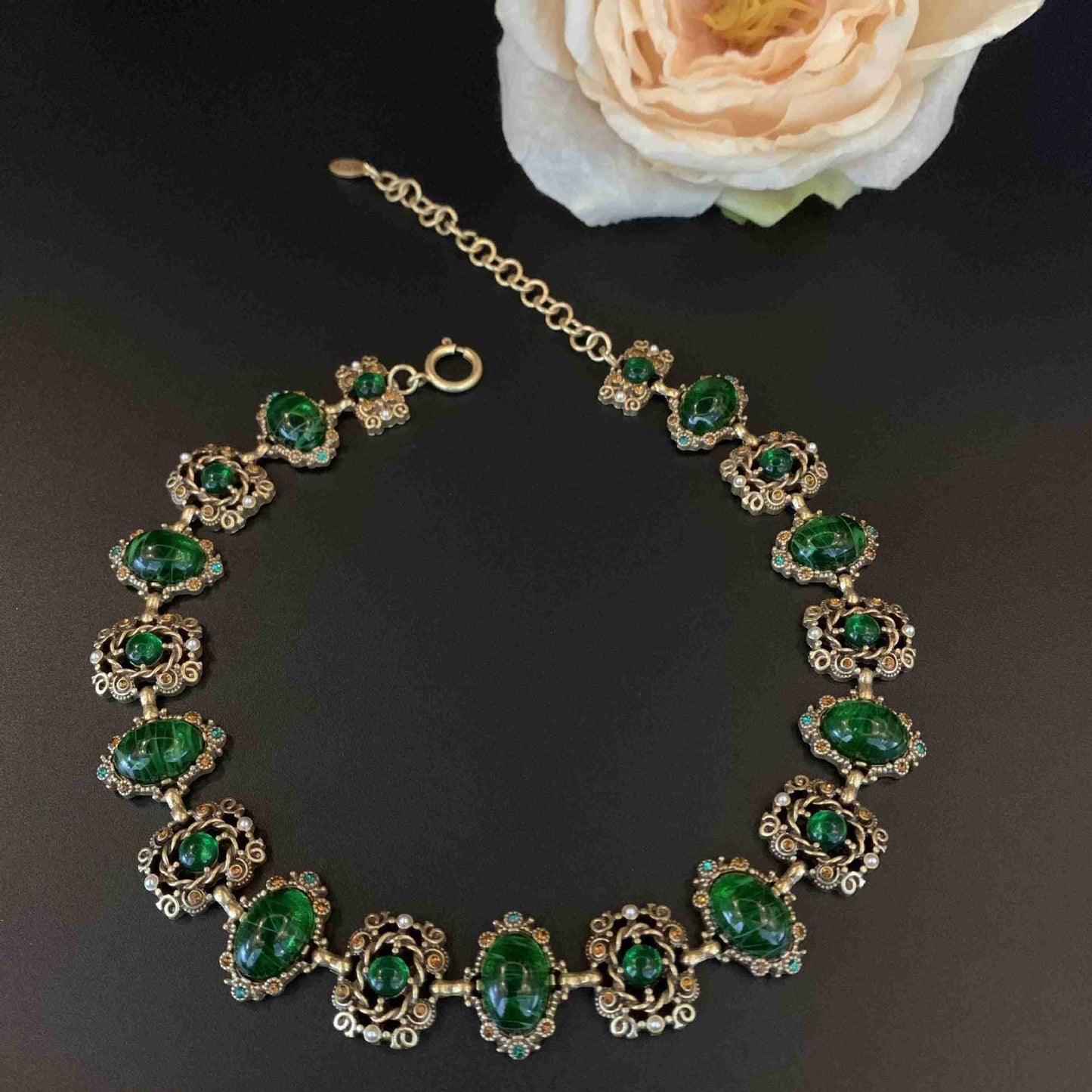 Set de Collier, Bracelet et Boucles d'Oreilles en Verre Creux Orné de Bijoux