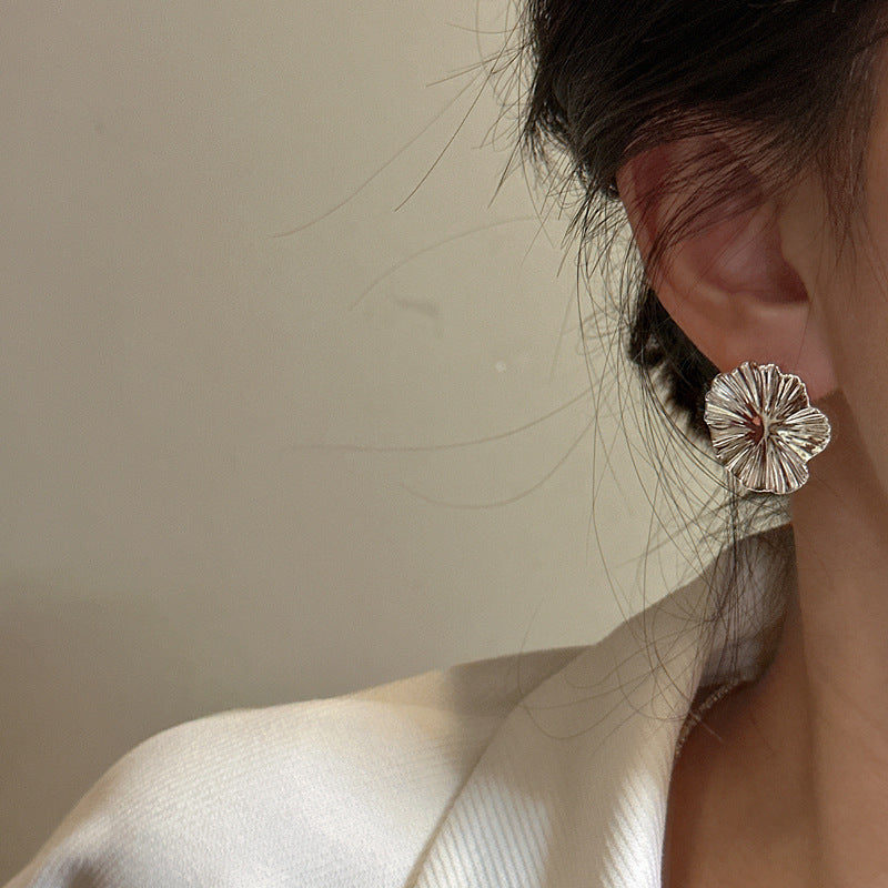 Boucles d'oreilles à grandes fleurs de style coréen à texture robuste